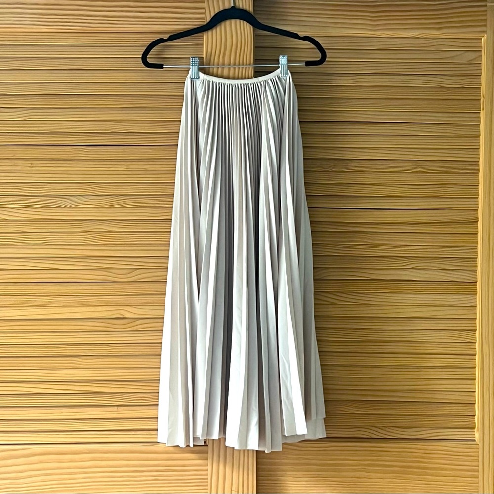 NWOT Ivory/Beige Pleated Midi Skirt